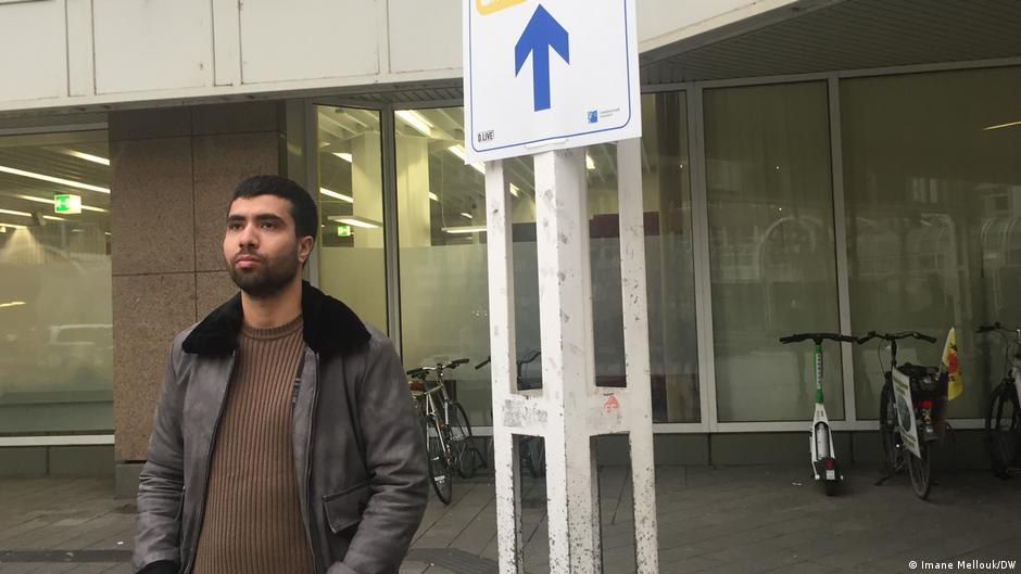 علامات التعب بادية على ملامح الطالب التونسي علي وهو يقف أمام أحد مراكز استقبال اللاجئين من أوكرانيا في ألمانيا. Ali aus Ukraine geflüchteter Student Foto DW