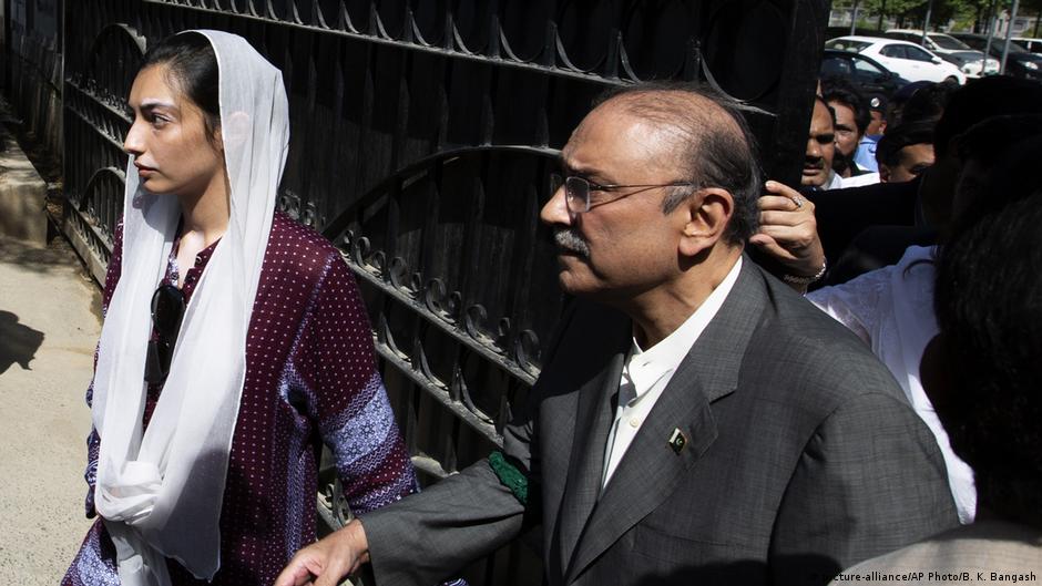 Asif Ali Zardari und seine Tochter Asifa kurz vor seiner Festnahme; Foto: picture-alliance/AP Photo/B.K.Bangash