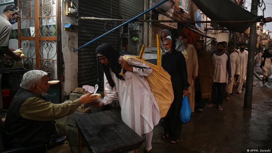 Food distribution to the needy in Pakistan (photo: AFP/A.Qureshi)