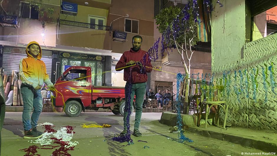 A father and son decorate their local street in Cairo ahead of Ramadan (photo: DW)