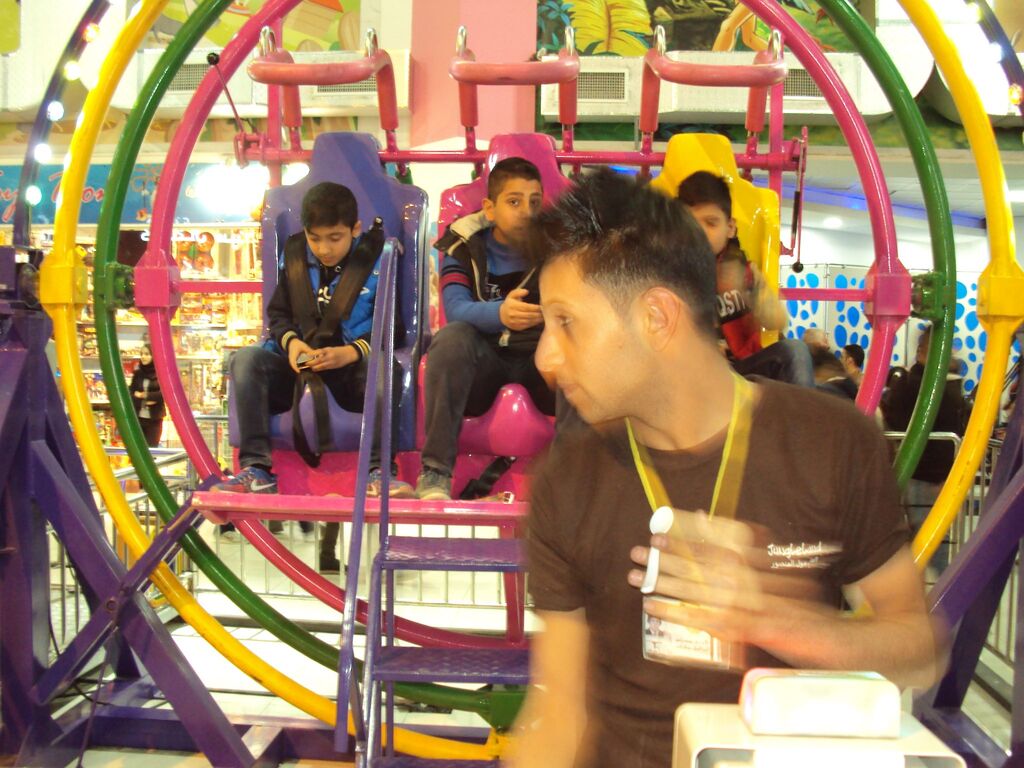 العراق -  شباب يستمتعون برمضان في مركز تجاري في حيّ المنصور ببغداد. Shoppingmall in Mansour, Bagdad; Foto: Birgit Svensson