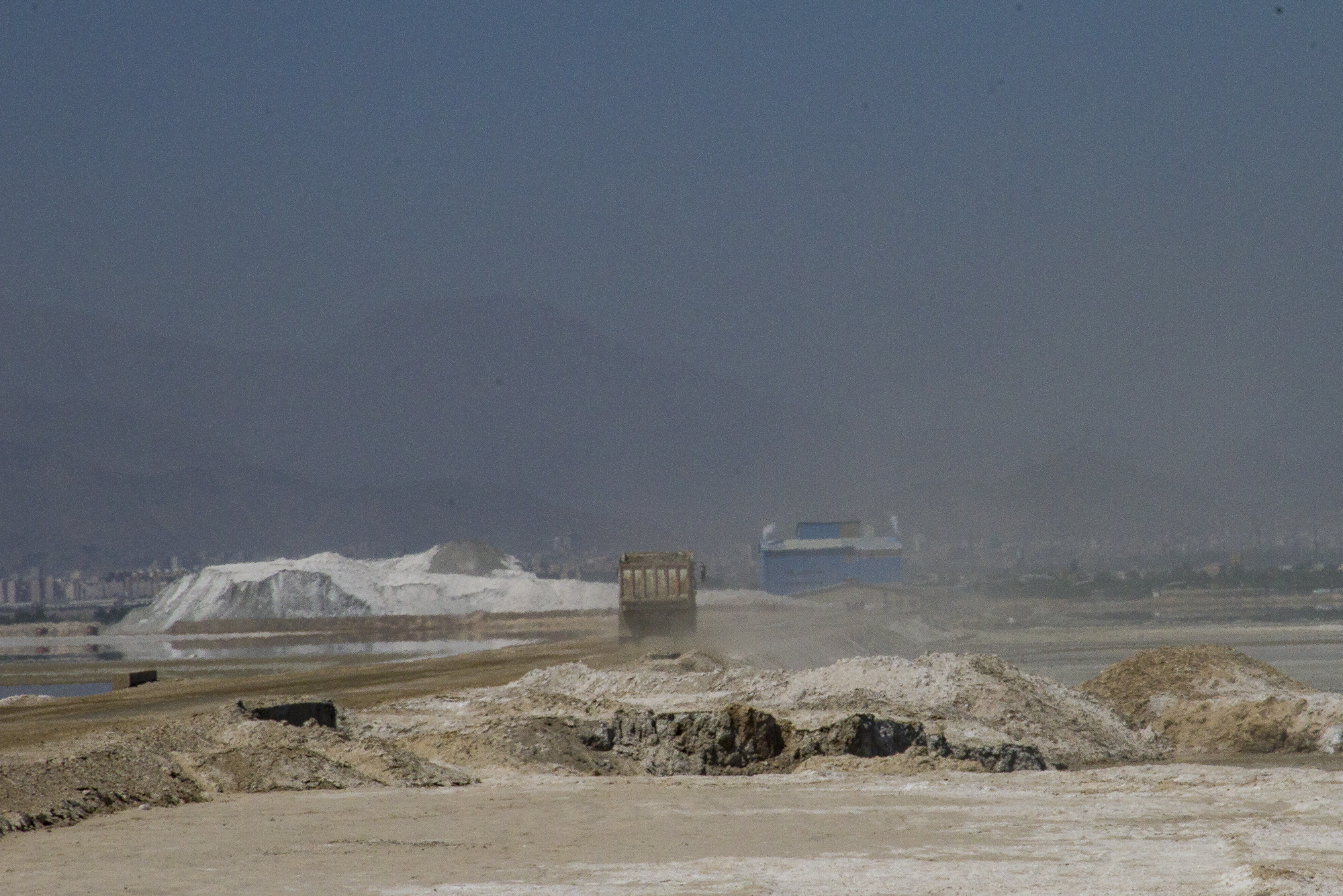Bergbauaktivitäten; im Hintergrund sind weiße Salzhügel zu sehen (Foto: Qantara)