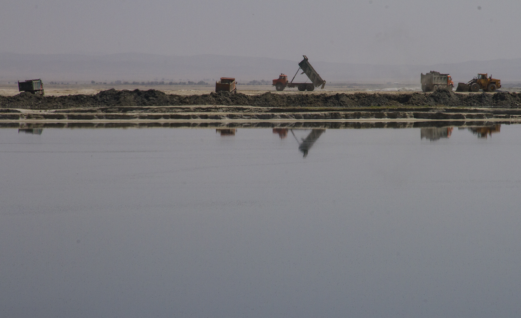 Fernes Seeufer mit einem weit entfernten Bagger (Foto: Qantara)