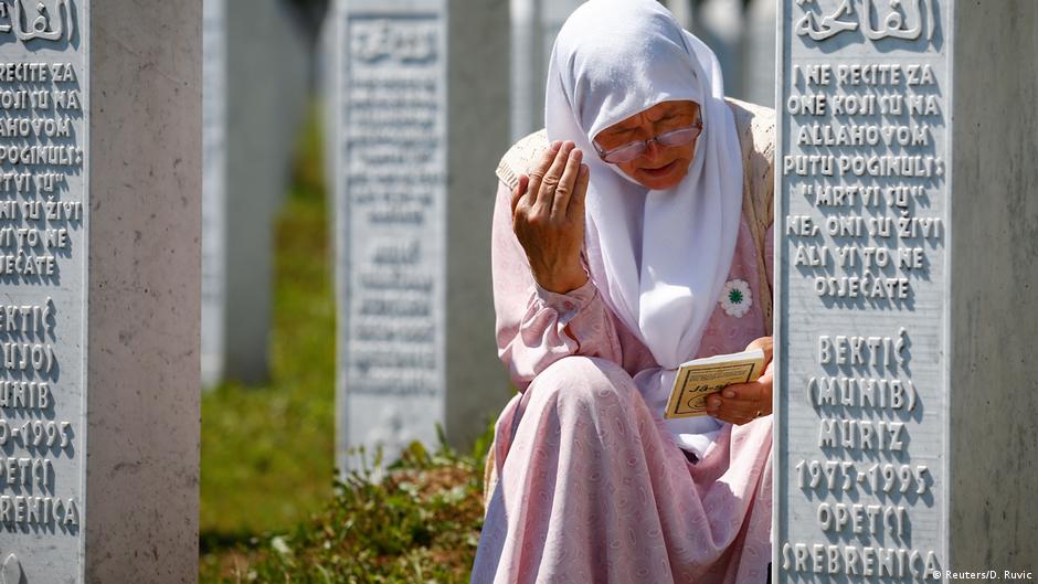 Bosniak woman prays at a graveyard near Srebrenica, Bosnia (photo: Reuters/D. Ruvic)