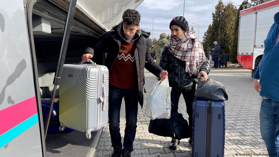 طلبة مغاربة من أوكرانيا في طريقهم للعودة إلى بلدهم.