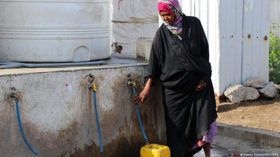 Yemeni woman in a refugee camp for internally displaced persons near Aden, Yemen (photo: Reuters)