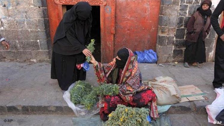 امرأة يمنية تبيع الأعشاب في صنعاء القديمة. Yemeni woman selling herbs in Sanaa Old Town (photo: AP)