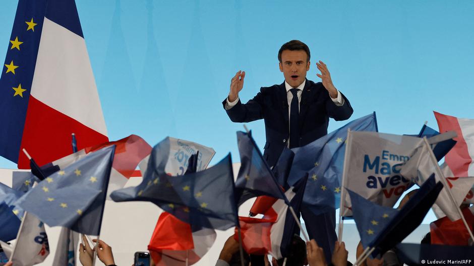 الرئيس المنتهية ولايته ايمانويل ماكرون أمام حشد من أنصاره خلال الحملة الانتخابية الفرنسية .