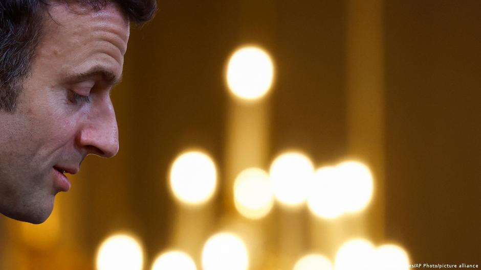 الرئيس الفرنسي إيمانويل ماكرون. Frankreichs Präsident Emmanuel Macron bei seiner Rede zum 60. Jahrestag des Waffenstillstands im Algerienkrieg. (Foto: Gonzalo Fuentes/AP Photo/picture alliance)