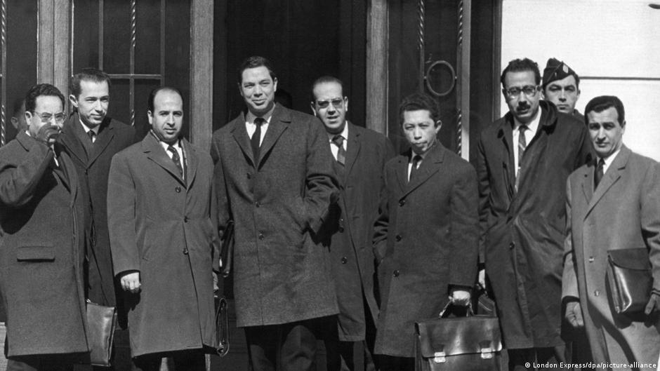 الوفد الجزائري في 18 مارس 1962 م في إيفيان حيث تم التوقيع على اتفاقية الهدنة مع فرنسا. Die algerische Delegation am 18. März 1962 in Évian, wo das Waffenstillstandsabkommen unterzeichnet wurde. (Foto: London Express/dpa/picture-alliance)