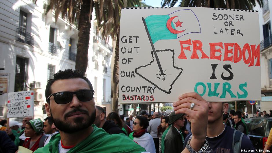 احتجاجات مناهضة للحكومة في الجزائر العاصمة في 21 فبراير 2020. Proteste gegen die Regierung in Algier am 21.02.2020. (Foto: Reuters) 