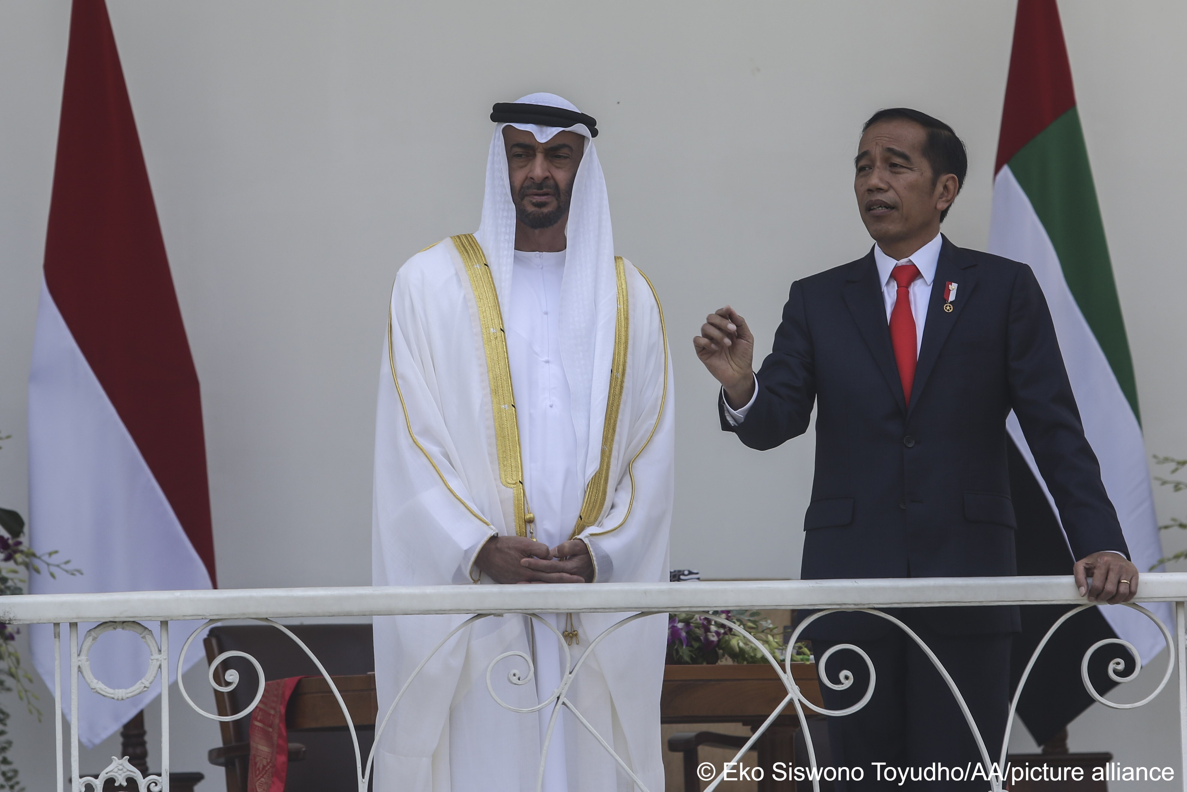 ولي عهد الإمارات محمد بن زايد آل نهيان والرئيس الإندونيسي جوكو ويدودو في جاكرتا  2019.