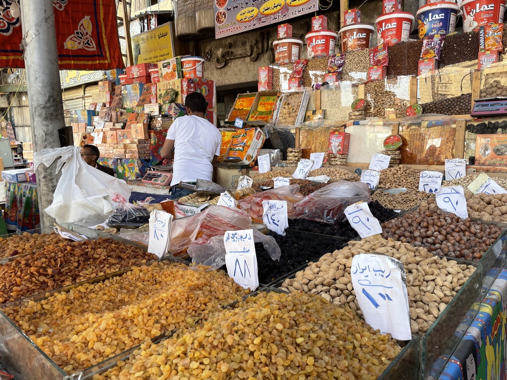 Ein Lebensmittelhändler in einem Armenviertel von Kairo; Foto: Karim El-Gawhary