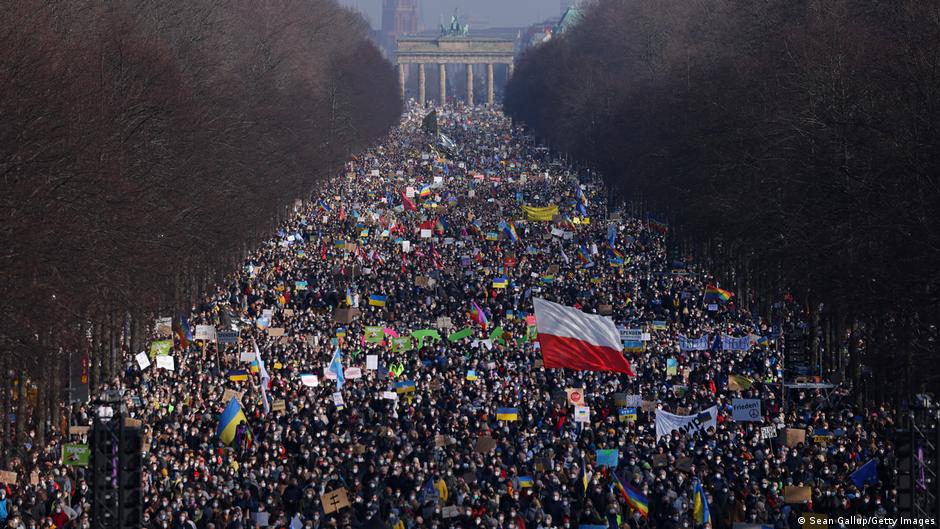 تدعم معظم البلدان الأوروبية أوكرانيا مع استمرار التوغل العسكري الروسي في أراضيها. Ukraine und Nahost Berlin Proteste gegen Ukraine Krieg Foto Getty Images