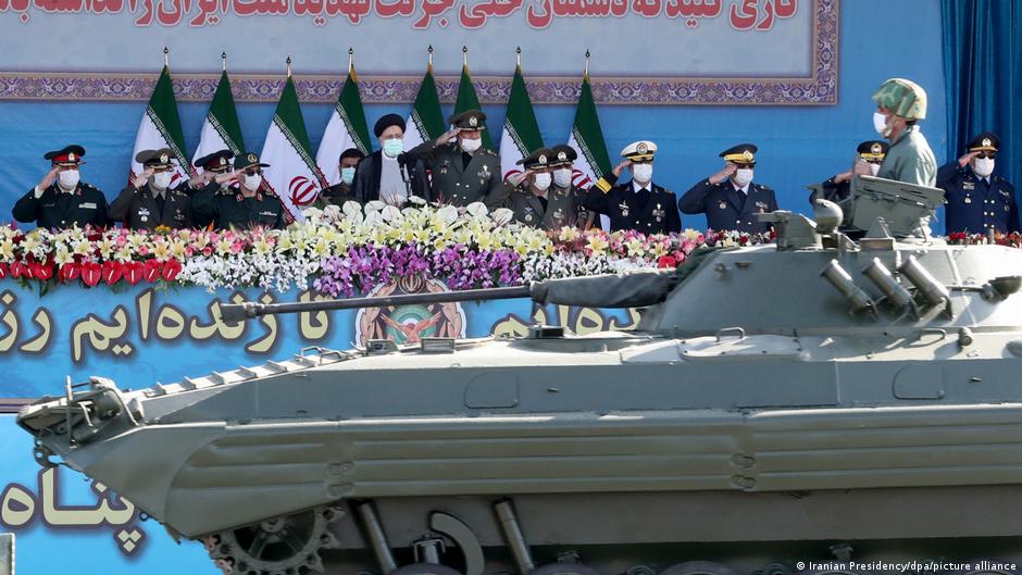 Bei einer Militärparade beobachtet Irans Präsident Ebrahim Raisi einen vorbeifahrenden Panzer (Foto: Iranian Presidency/dpa/picture-alliance)