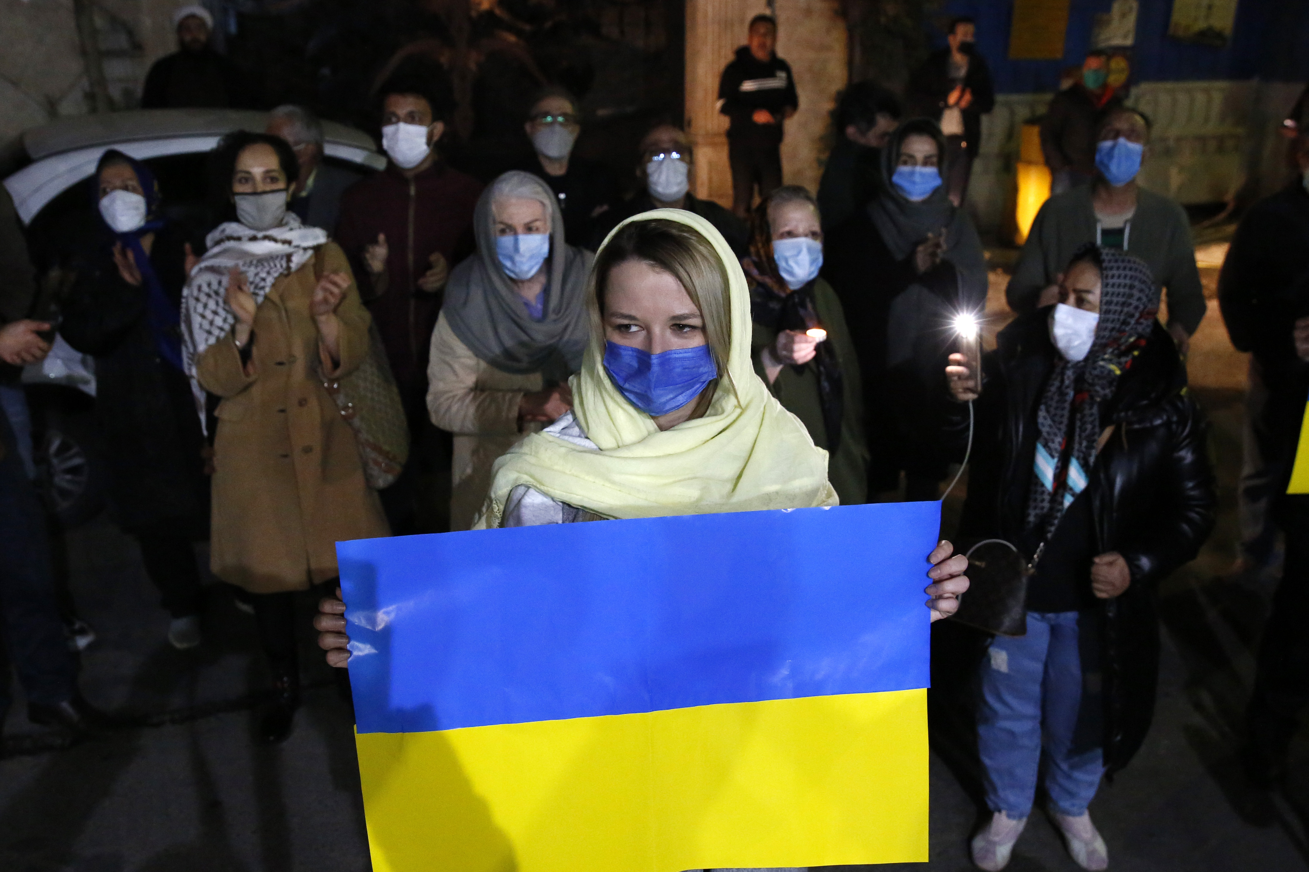 Ukrainer und Iraner bei einem Protest gegen die russische Invasion vor der ukrainischen Botschaft am 26. Februar 2022 in Teheran, Iran (Foto: Fatemeh Bahrami / Anadolu Agency/picture-alliance)