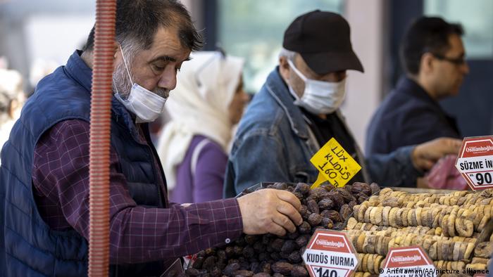 Ein Mann kauft Datteln an einem Marktstand