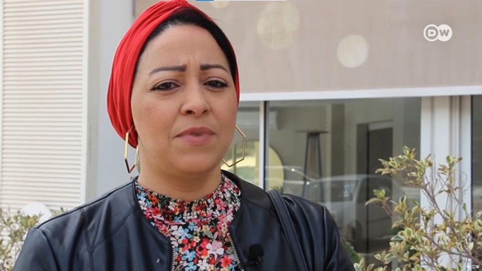Die tunesische Journalistin Shahrazad Okacha befürchtet die Rückkehr in die Zeit vor 2011; Foto: Videostill; Quelle: DW