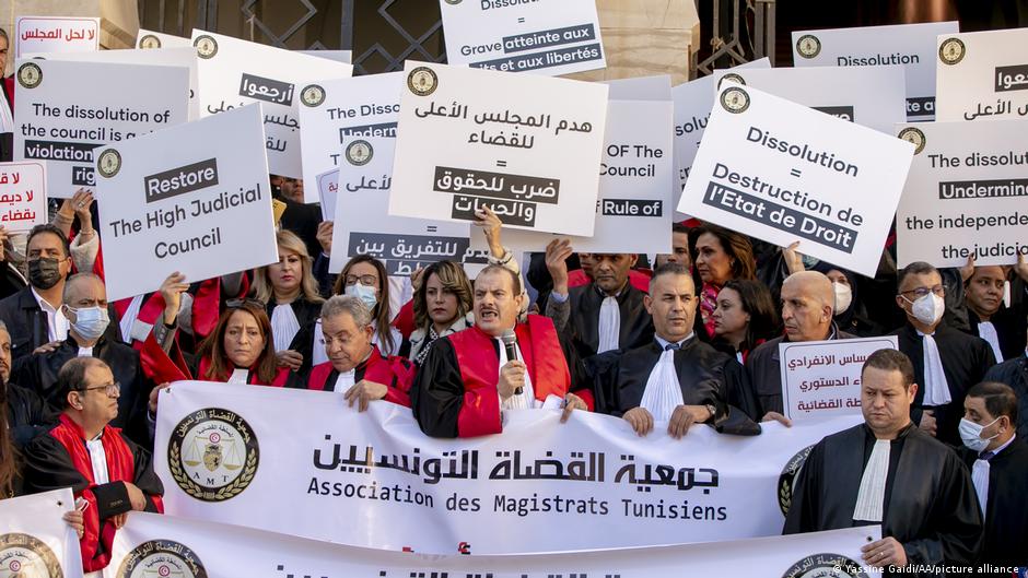 Protestkundgebung gegen die Politik von Präsident Saied. Hier eine Kundgebung von Justizangestellten, April 2022; Foto: Yassina Gaidi/AA/picture-alliance