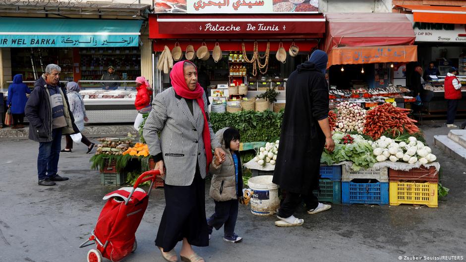 تفاقم الوضع الاقتصادي في تونس خاصة القطاع السياحي جراء وباء كورونا. Shoppers at a market in Tunis (photo: Reuters)