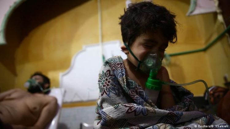 Ein Mann und ein Kind werden nach einem Chemiewaffenangriff in Ost-Ghouta, Syrien, mit Sauerstoff behandelt (Foto: Reuters/B. Khabieh)