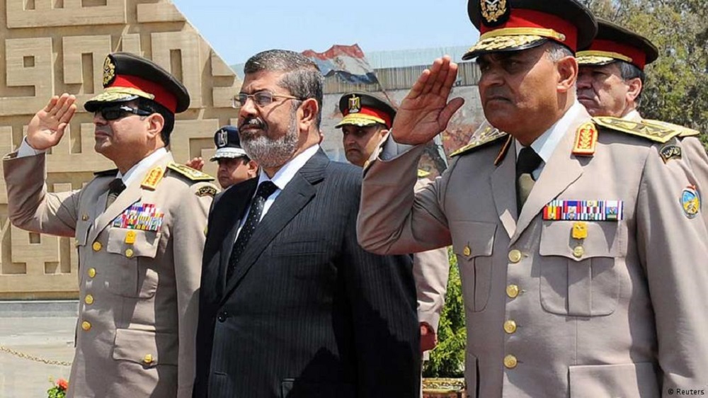 Vor dem Militärputsch: Im April 2013 war Abdel Fattah al-Sisi noch Armeechef und Mohammed Mursi, der später im Gefängnis starb, war Ägyptens erster demokratisch gewählter Präsident. (Foto: Reuters)