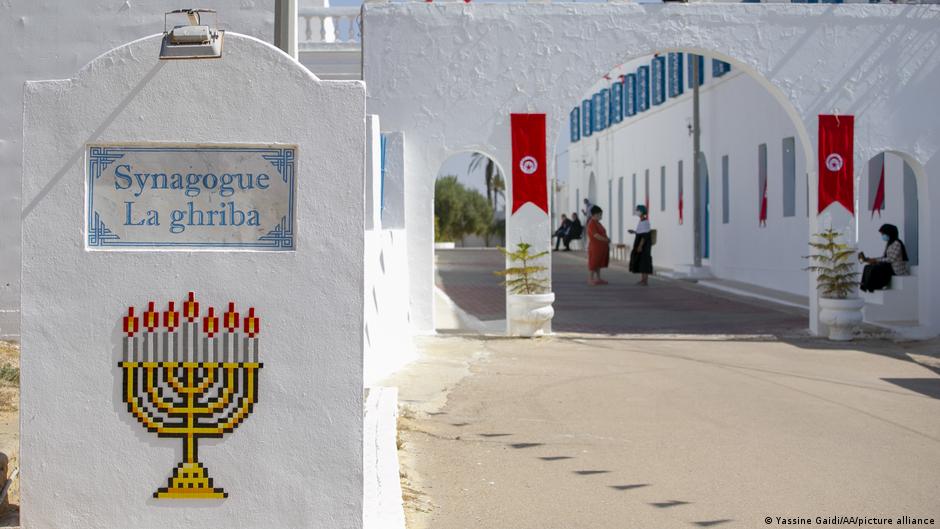 كنيس الغريبة في تونس يعتبر أحد أقدم الكنس في أفريقيا، وموقع حج يهودي موغل في القدم. Ghriba synagogue on Djerba is a focus of Jewish life in Tunisia (photo: AA/picture-alliance)