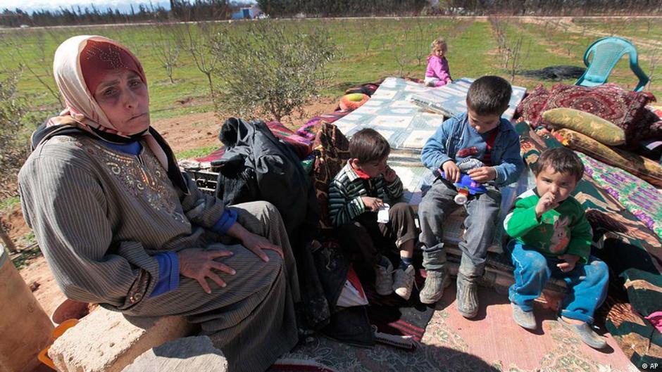 أم مع أطفالها هربت بهم من ويلات الحرب في سوريا عام 2012. Syrien März 2012 Flüchtlinge  Foto AP