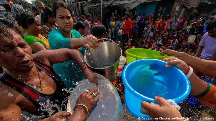 People collecting water in Calcutta (photo: dpa/picture-alliance)