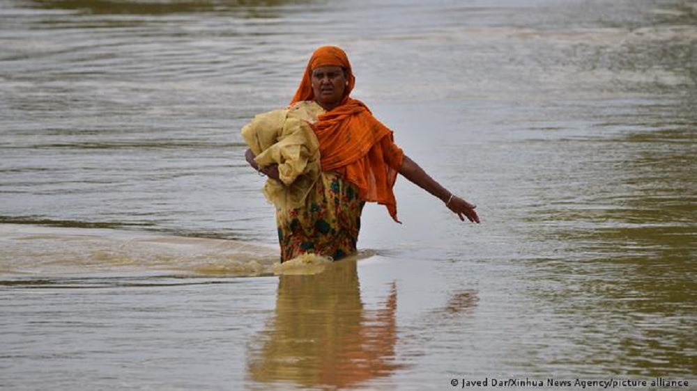 Diese Frau aus einem Dorf in Indiens nordöstlichem Bundesstaat Assam kann nicht viel aus den Fluten retten. Im Bundesstaat Bihar hat der Starkregen auch hunderte Hektar Ernteflächen und tausende Obstbäume beschädigt.