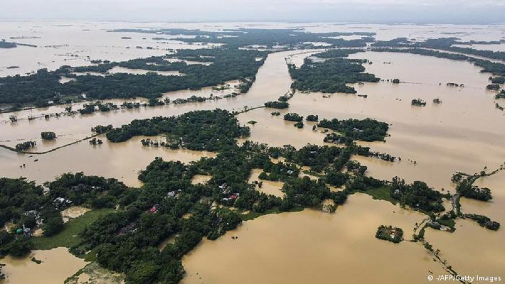 In der Region Sylhet in Bangladesch hat der Fluss Barak seinen Uferdamm durchbrochen und mehr als hundert Orte überflutet, wie der Verwaltungschef der Region mitteilt.