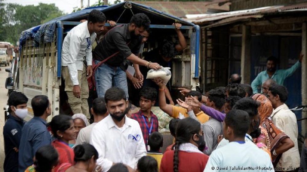 In Indien starben nach Angaben der örtlichen Katastrophenschutzbehörden durch Unwetter, Überschwemmungen und Erdrutsche mindestens 47 Menschen - 14 davon im Bundesstaat Assam, der an Bangladesch grenzt. Freiwillige helfen den Betroffenen und verteilen Lebensmittel.