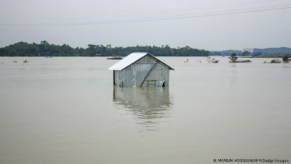 Der Fluss Surma im nördlichen Bangladesch ist über die Ufer getreten und überschwemmt die umliegenden Dörfer, wie auch dieses Haus. 