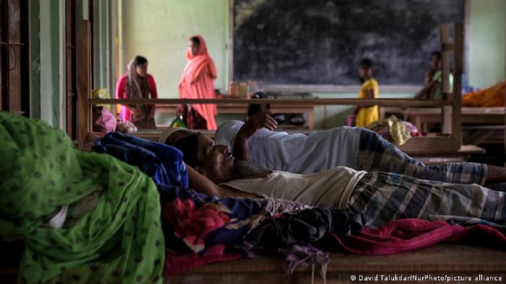 In den von Überschwemmungen betroffenen Regionen Indiens und Bangladeschs können 90.000 Menschen nicht mehr in ihre Häuser zurückkehren. Ein Schulgebäude dient den Menschen in Nagaon im stark betroffenen Bundesstaat Assam als Unterkunft.