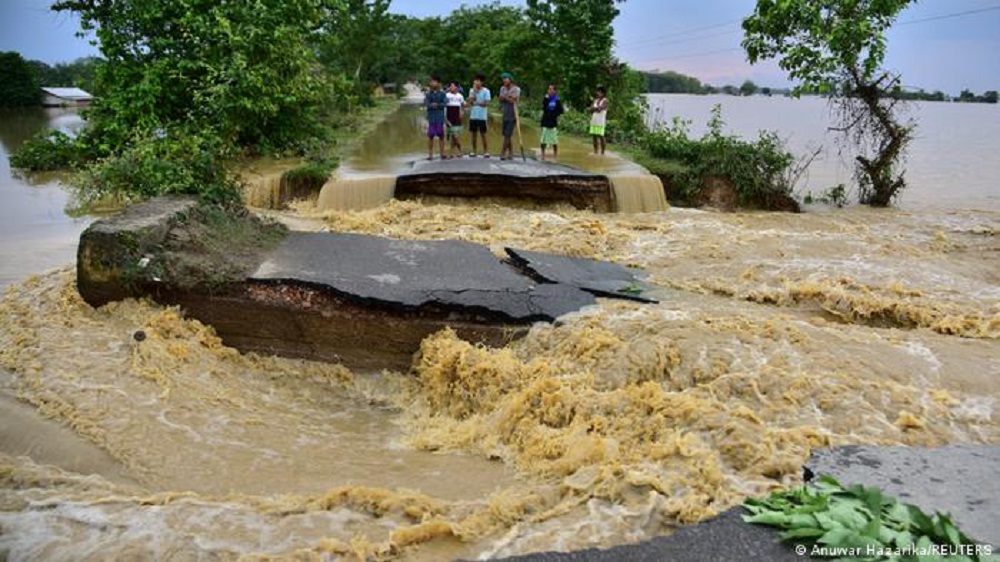 Diese Straße wurde vom Wasser unterspült und zerstört - hier kommen auch Rettungseinsätze nicht weiter. Hochwasser kommt in Bangladesch und angrenzenden Regionen Indiens häufig vor. Experten warnen, dass Wetterextreme durch den fortschreitenden Klimawandel wahrscheinlicher werden.