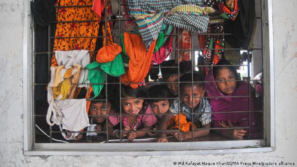 Sie haben vermutlich alles verloren - und lächeln dennoch aus dem Fenster eines Flutzentrums heraus den Fotografen an. Diese Kinder mussten ihre Häuser in der Region Sylhet in Bangladesch gemeinsam mit ihren Familien verlassen und Schutz vor den Wassermassen suchen.