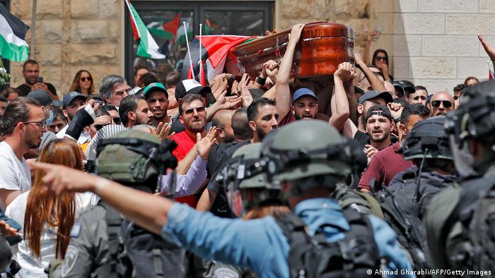 Israelische Sicherheitskräfte gehen gegen palästinensische Trauergäste vor, die den Sarg der getöteten Journalistin Shereen Abu Akleh tragen (Foto: AFP/Getty Images)