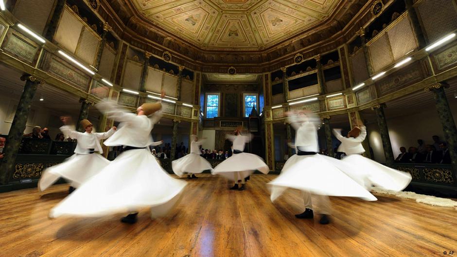 دراويش راقصون في إسطنبول - تركيا. Tanzende Derwische aus dem Mevelevi-Orden in Istanbul; Foto: AP