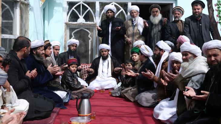 صوفيون أفغان - أفغانستان. Afghanische Sufis beim Gebet; Foto: picture-alliance/AP Photo/Masso