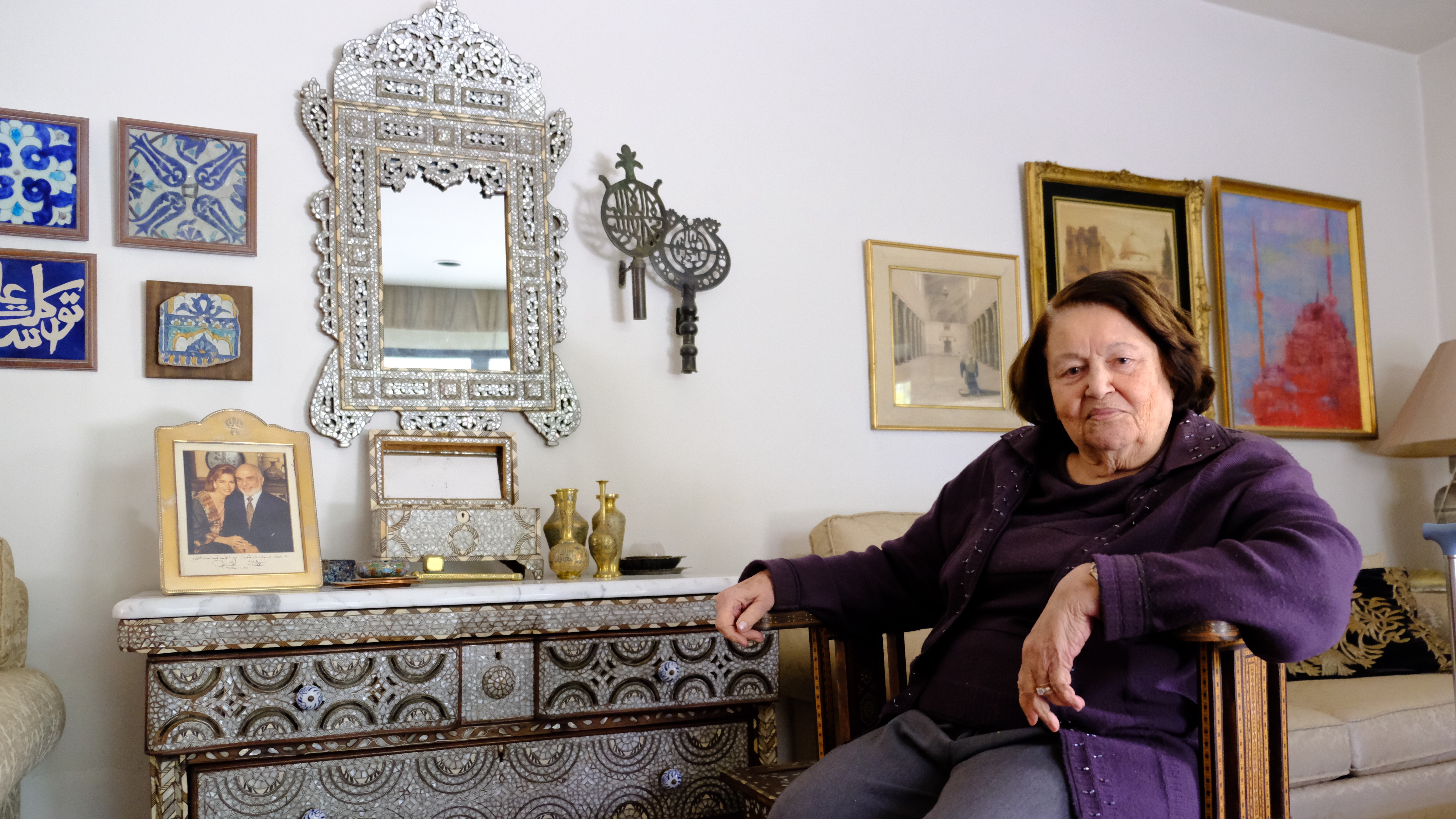 الفلسطينية وداد قعوار - كرست نفسها لنشر الوعي بقيمة الأزياء الفلسطينية والأردنية والسورية وأسست متحف "طِراز" في الأردن.