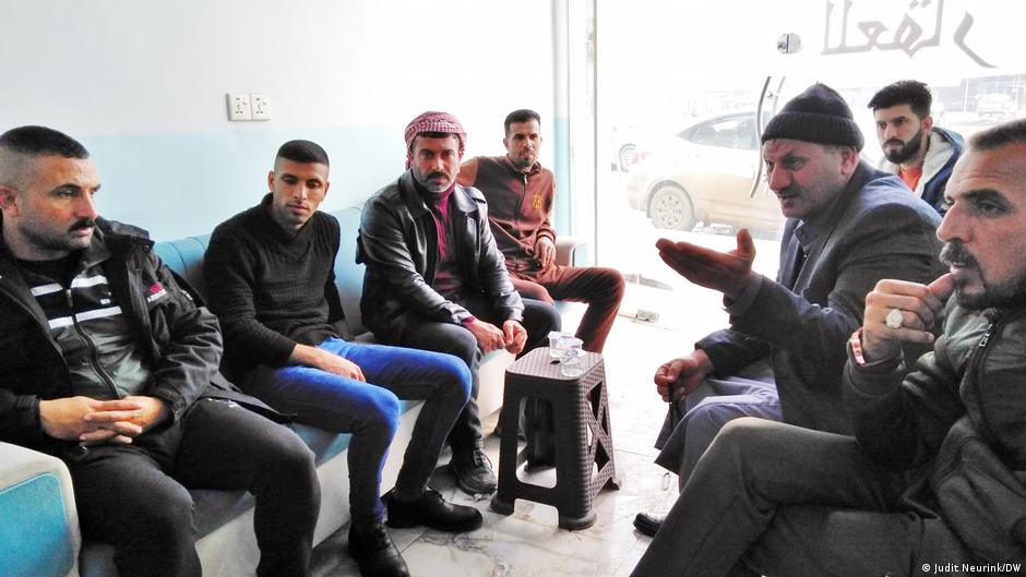 Eine Gruppe von Einheimischen aus Hawija, darunter Abdullah Ramadan Mohammed (am nächsten sitzend, links), trifft sich, um über vermisste Verwandte zu sprechen; Foto: Judit Neurink