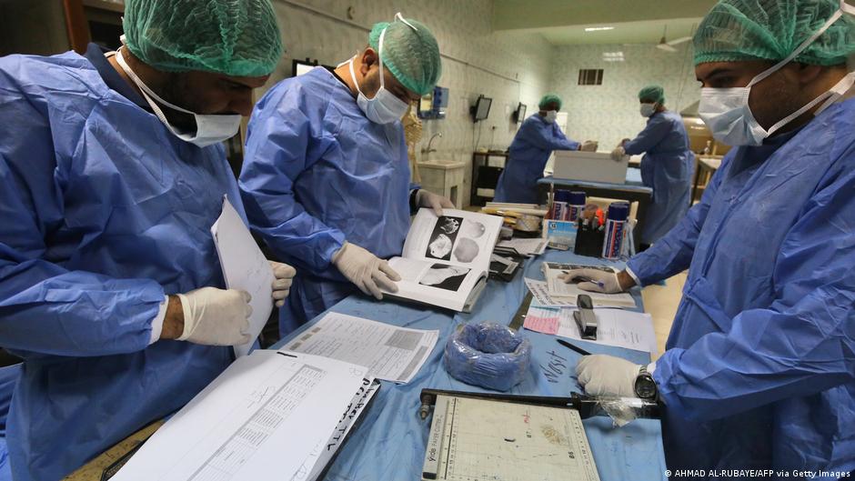 In Baghdad, forensics specialists try to identify remains from a mass grave (photo: Getty Images)