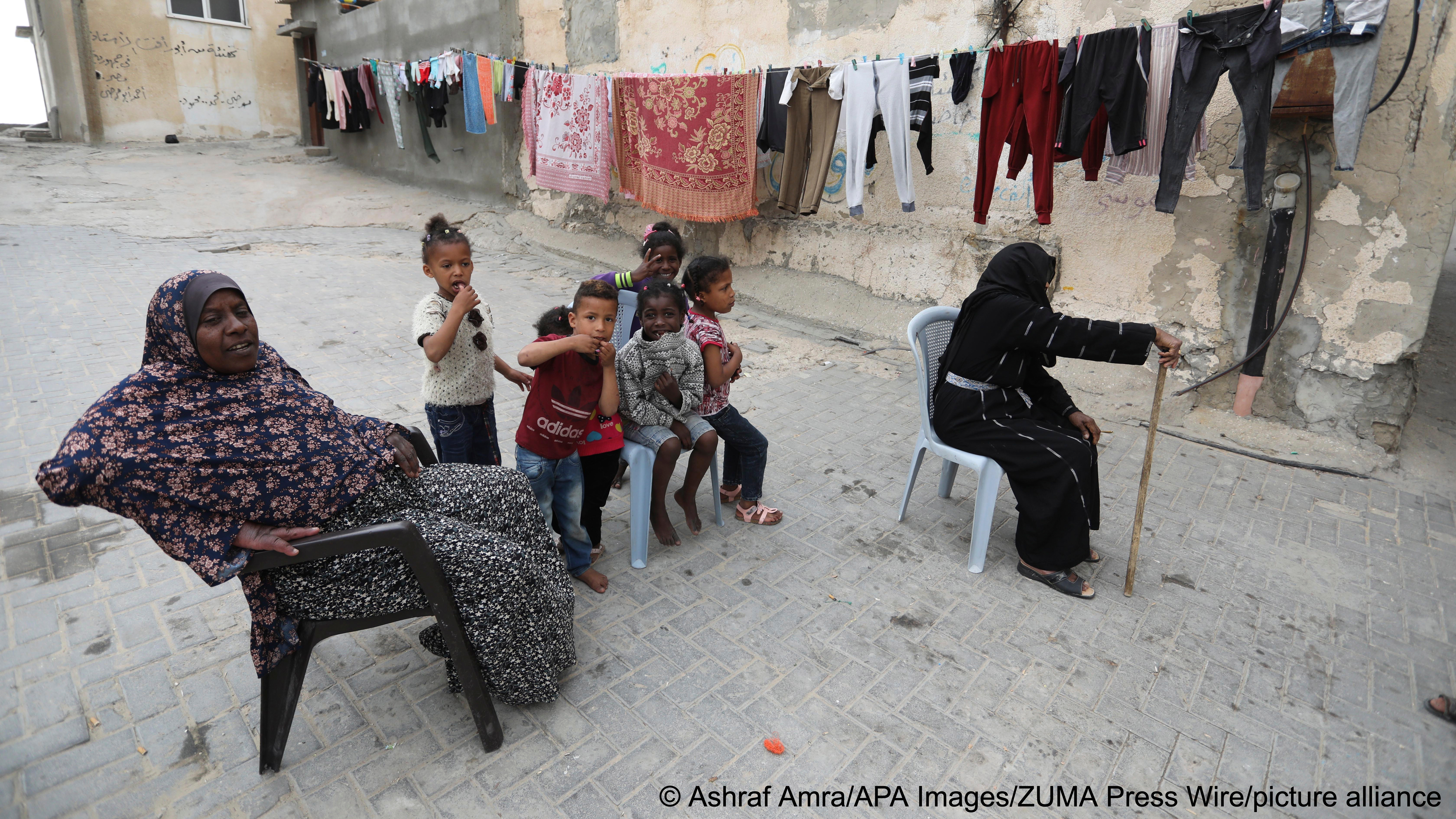 14 May 2022, Deir al-Balah, Gaza Strip, Palestinian Territory: Palestinian children play near their house between the alleys of Deir al-Balah refugee camp (photo: picture-alliance/ZUMAPRESS/Ashraf Amr)