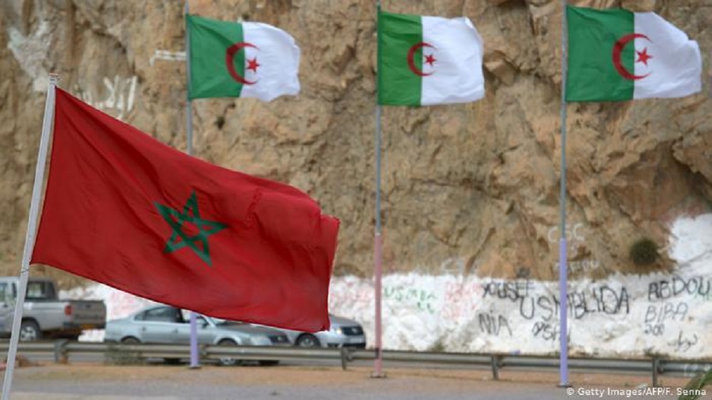 أعلام ترفرف عند معبر حدودي بين المغرب والجزائر. Flags of both countries fly at a Morocco-Algeria border crossing (photo: Getty Images)
