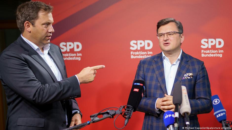 SPD-Chef Lars Klingbeil (links) mit dem Außenminister der Ukraine, Dmytro Kuleba (Archivbild). (Foto: Michael Kappeler/dpa/picture alliance)