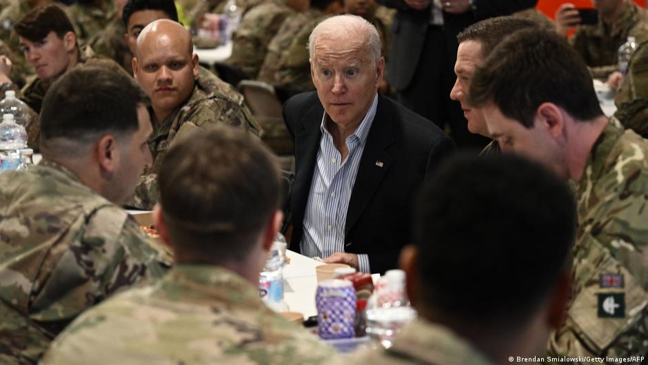 Biden zusammen mit US-Soldaten in Polen. (Foto: Getty Images. /afp)