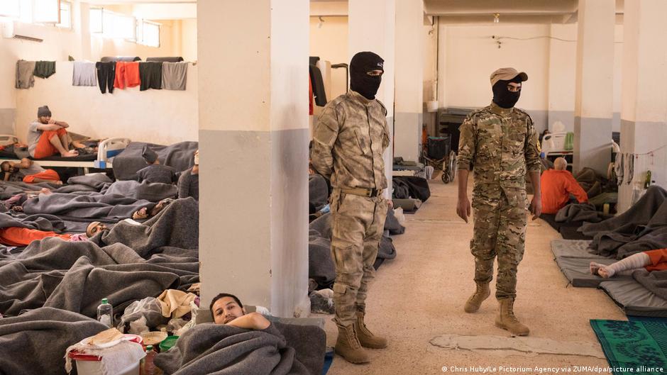 سجن في سوريا مكتظ بالمساجين. Syrian jail with hundreds of people squashed into a room (photo: dpa/picture-alliance)