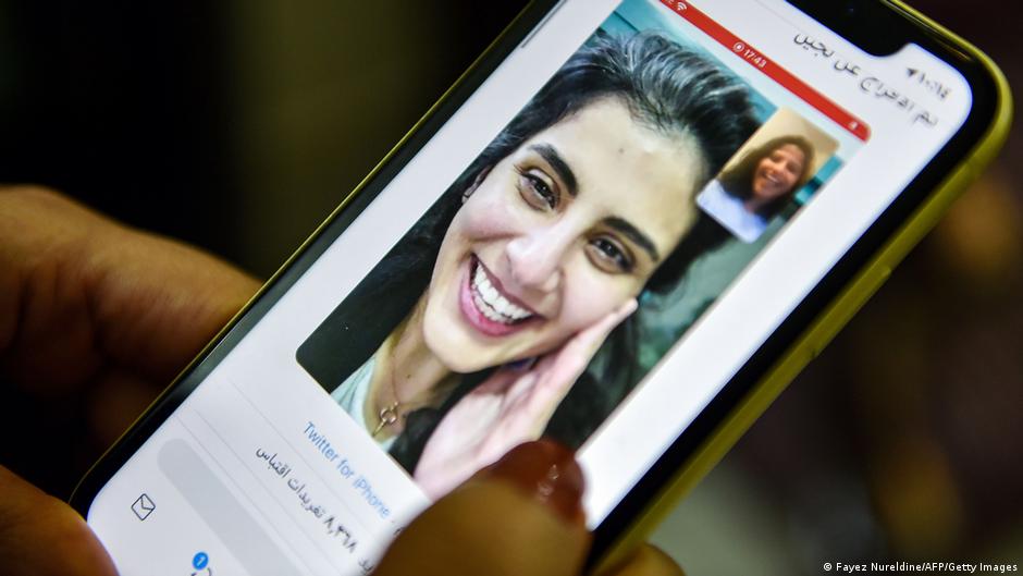 الناشطة السعودية لجين الهذلول. A mobile phone showing Saudi activist Loujain al-Hathloul (photo: AFP/Getty Images)