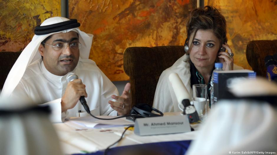 المدون والناشط الإماراتي أحمد منصور. Emirati blogger and human rights activist Ahmed Mansour speaks in a microphone (photo: AFP/Getty Images)