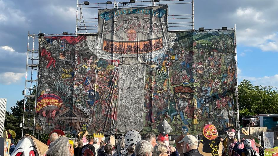 The picture "Peoples justice" hangs on a scaffold on Kassel's Friedensplatz (photo: Sabine Delze/DW)